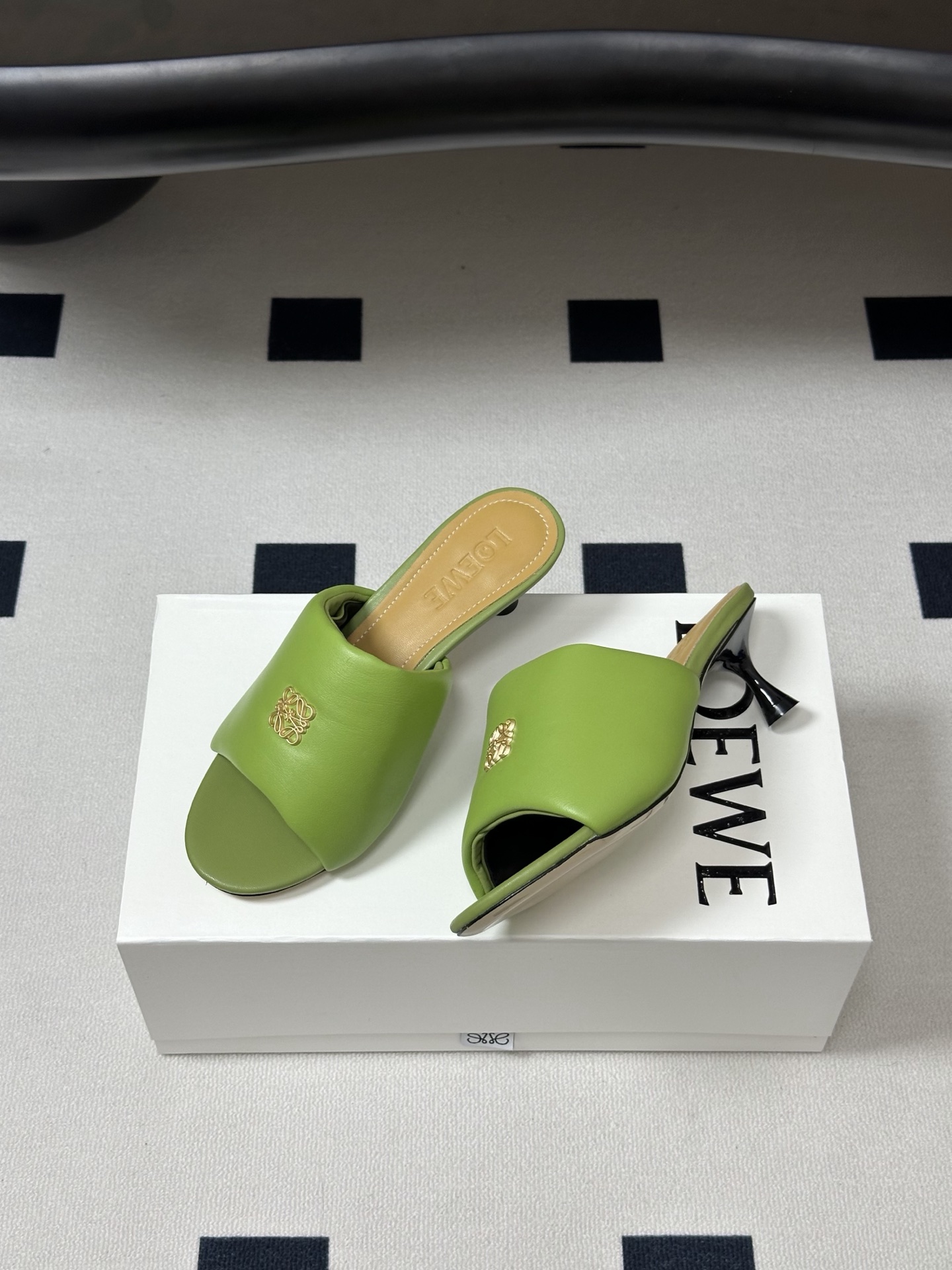 LOEWE 罗意威 26ss春夏新款 经典金属扣面包小猫跟凉拖鞋今年超火的品牌 好多明星网红时尚博主种草