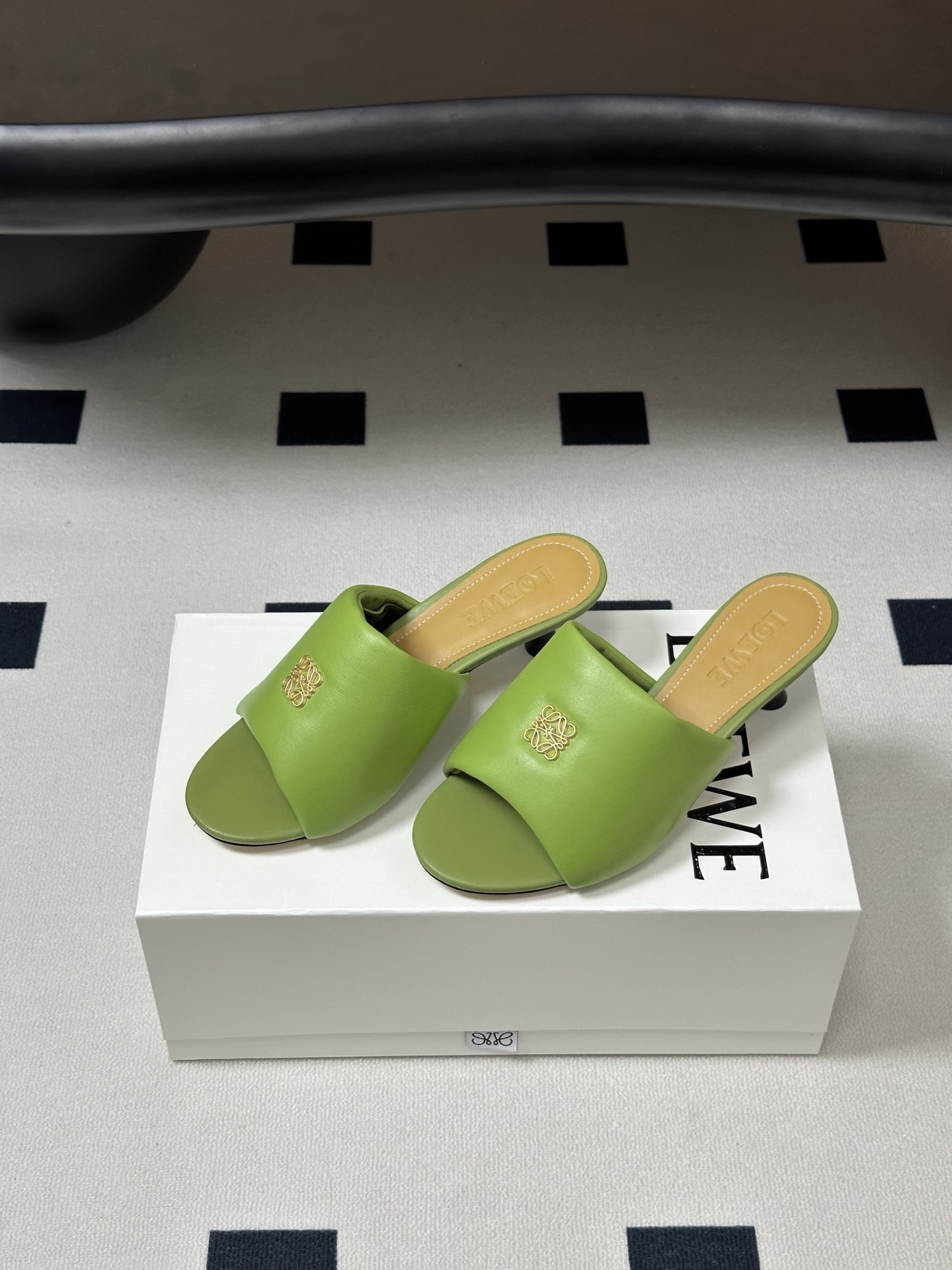 LOEWE 罗意威 26ss春夏新款 经典金属扣面包小猫跟凉拖鞋今年超火的品牌 好多明星网红时尚博主种草