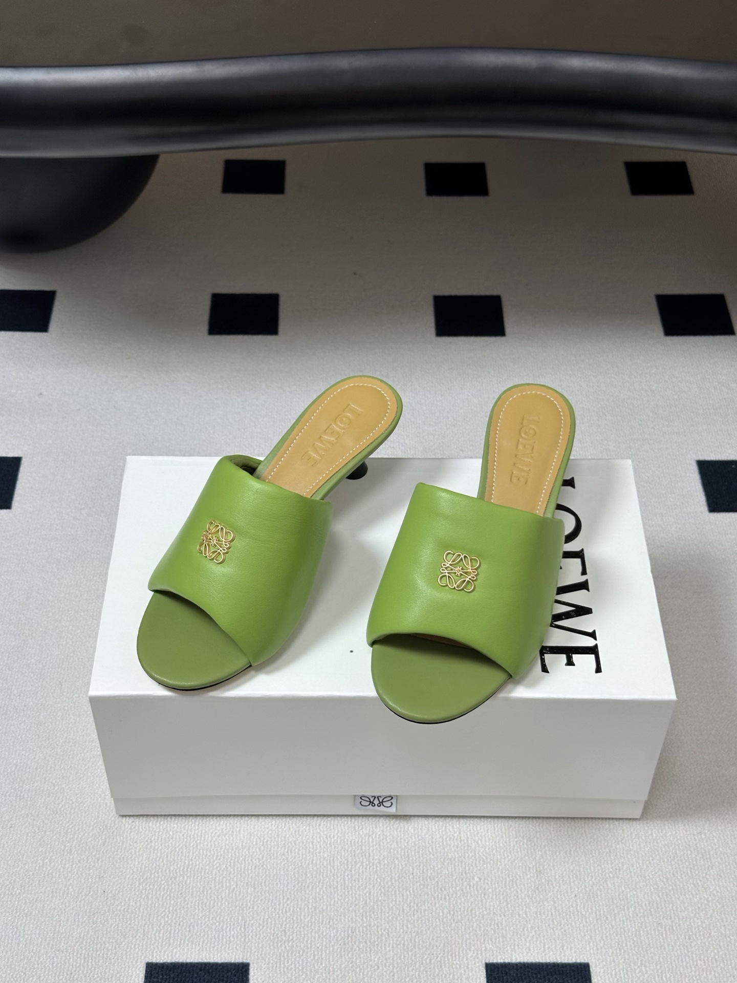 LOEWE 罗意威 26ss春夏新款 经典金属扣面包小猫跟凉拖鞋今年超火的品牌 好多明星网红时尚博主种草