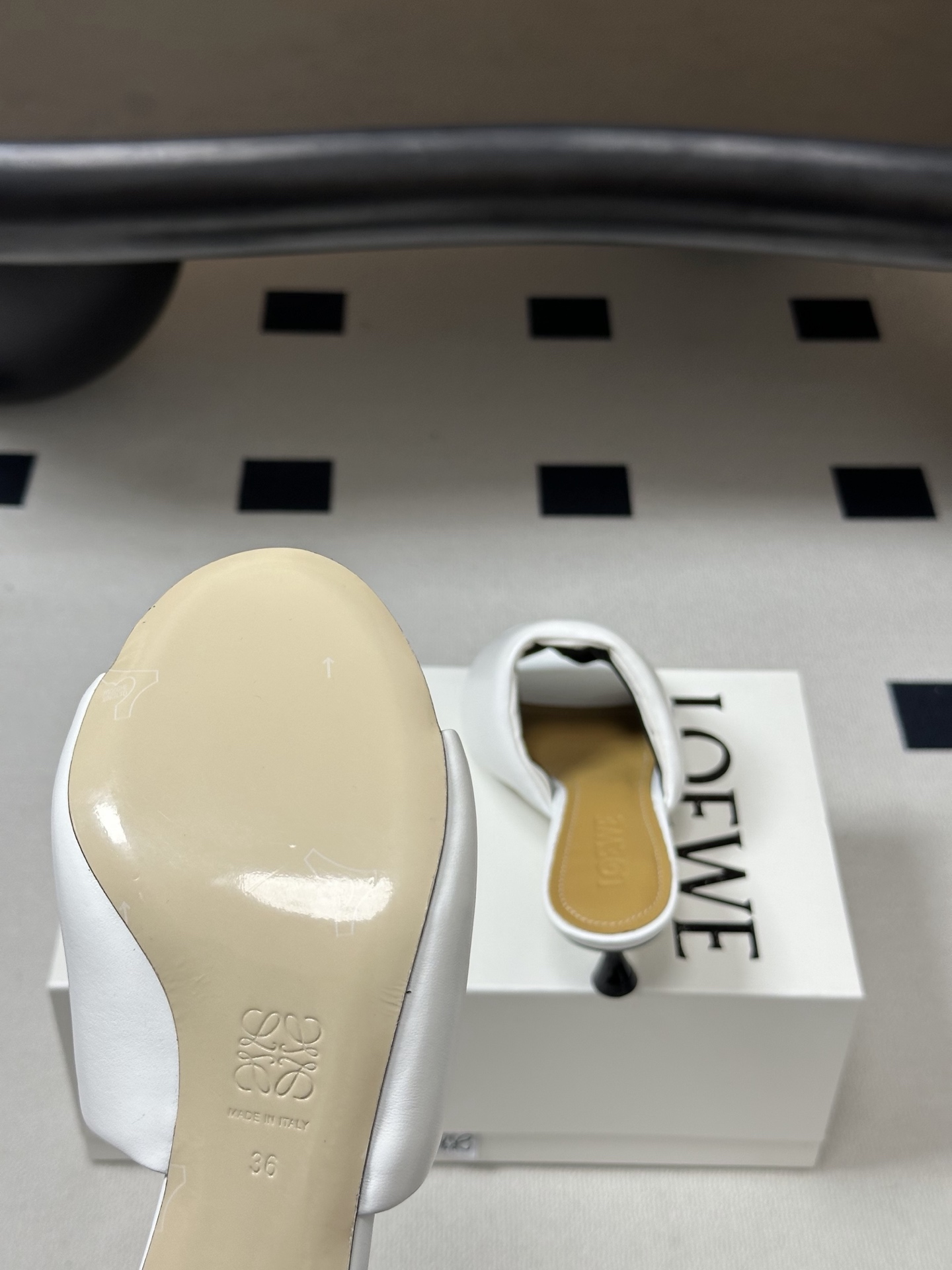 LOEWE 罗意威 26ss春夏新款 经典金属扣面包小猫跟凉拖鞋今年超火的品牌 好多明星网红时尚博主种草