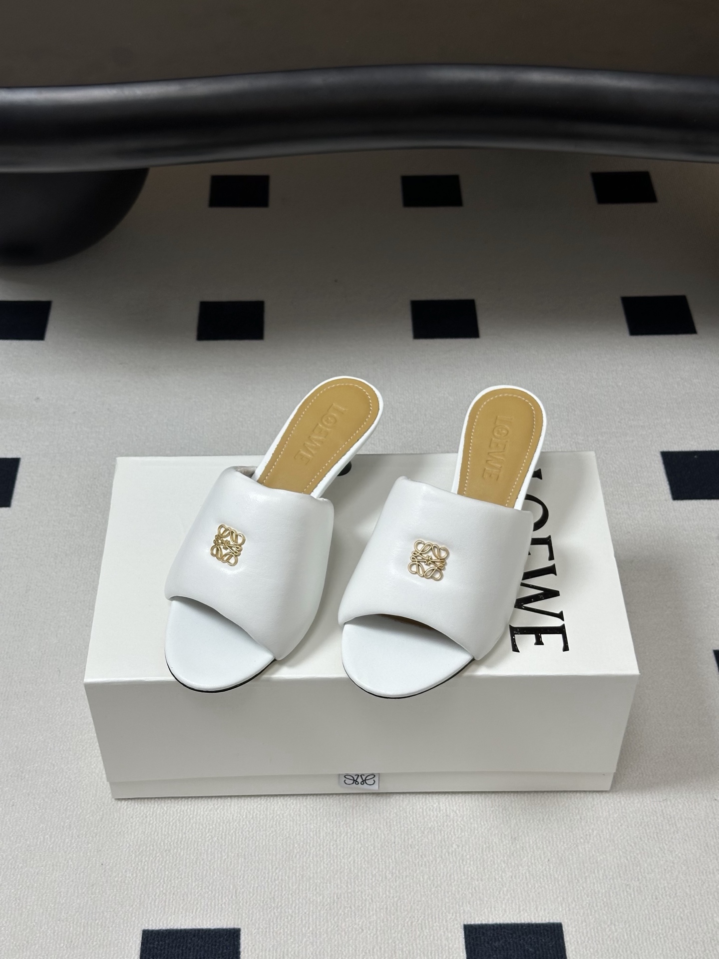 LOEWE 罗意威 26ss春夏新款 经典金属扣面包小猫跟凉拖鞋今年超火的品牌 好多明星网红时尚博主种草