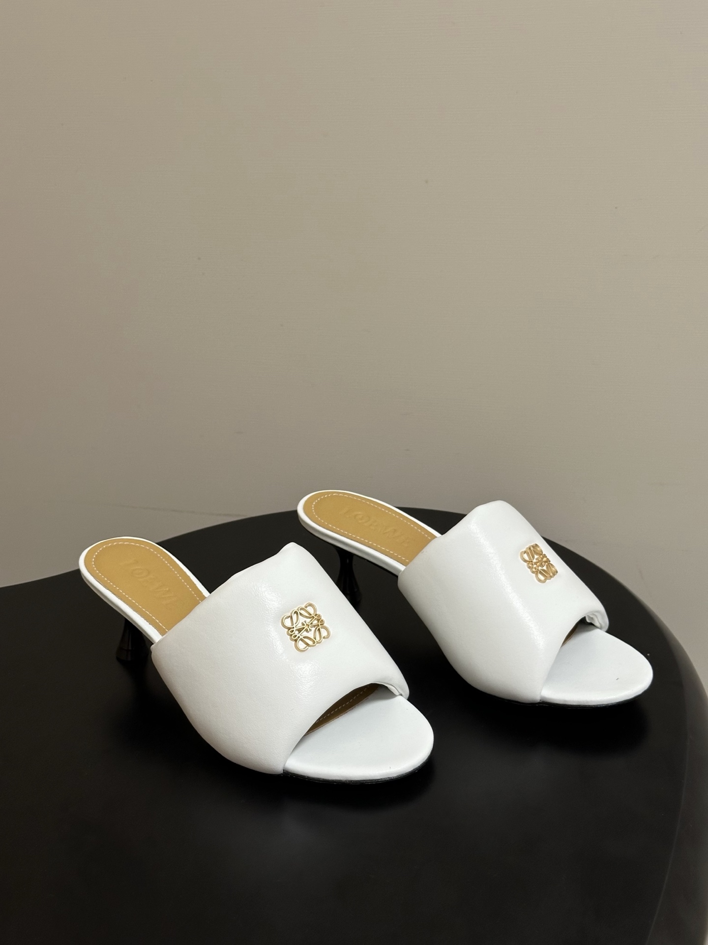 LOEWE 罗意威 26ss春夏新款 经典金属扣面包小猫跟凉拖鞋今年超火的品牌 好多明星网红时尚博主种草