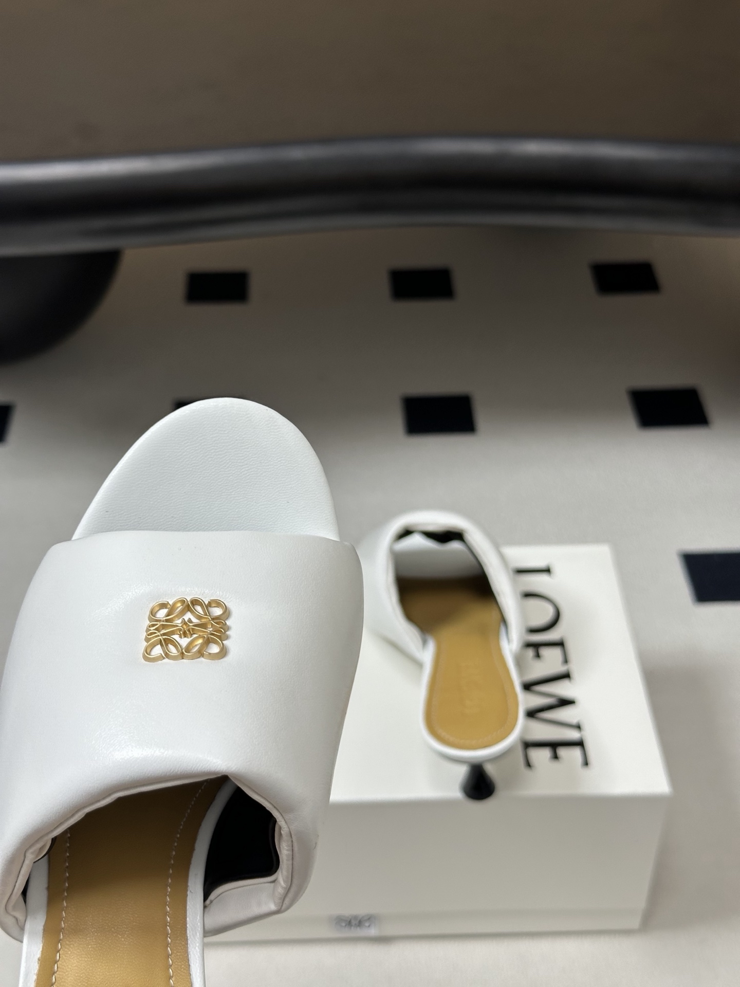 LOEWE 罗意威 26ss春夏新款 经典金属扣面包小猫跟凉拖鞋今年超火的品牌 好多明星网红时尚博主种草