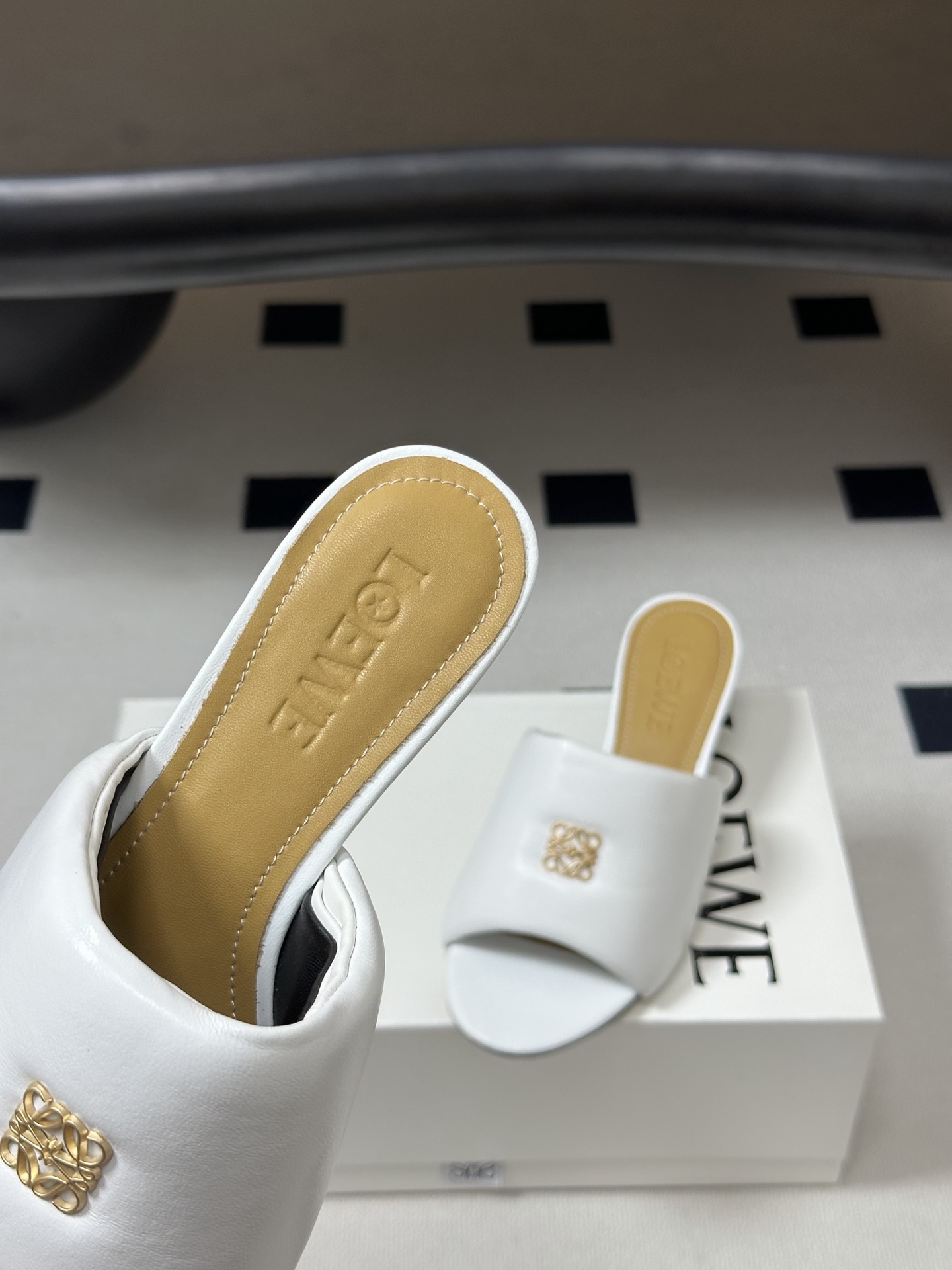 LOEWE 罗意威 26ss春夏新款 经典金属扣面包小猫跟凉拖鞋今年超火的品牌 好多明星网红时尚博主种草