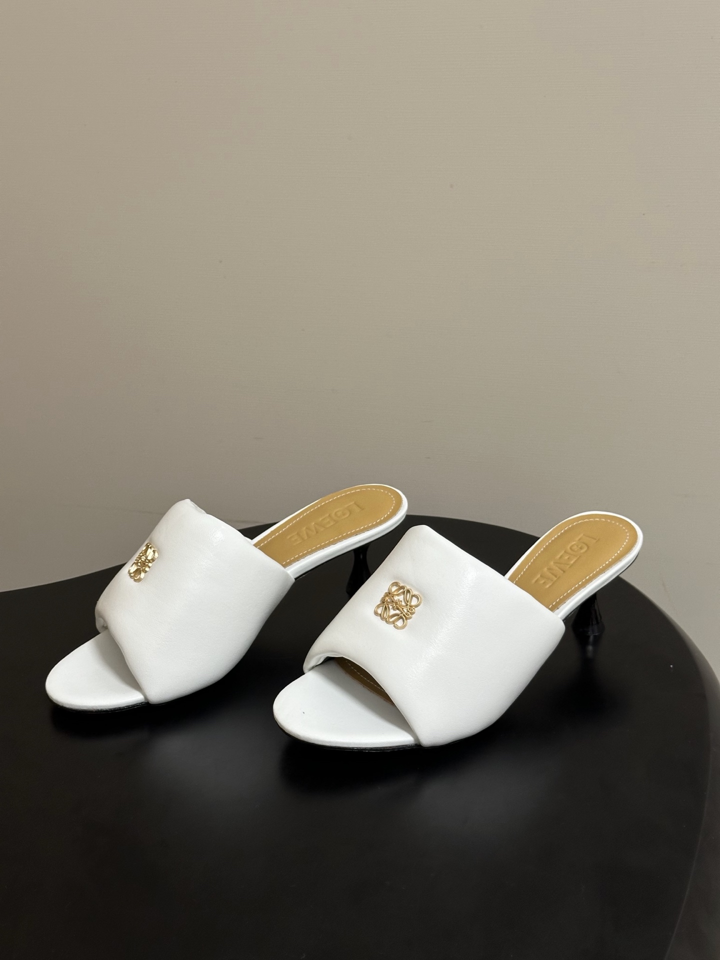 LOEWE 罗意威 26ss春夏新款 经典金属扣面包小猫跟凉拖鞋今年超火的品牌 好多明星网红时尚博主种草