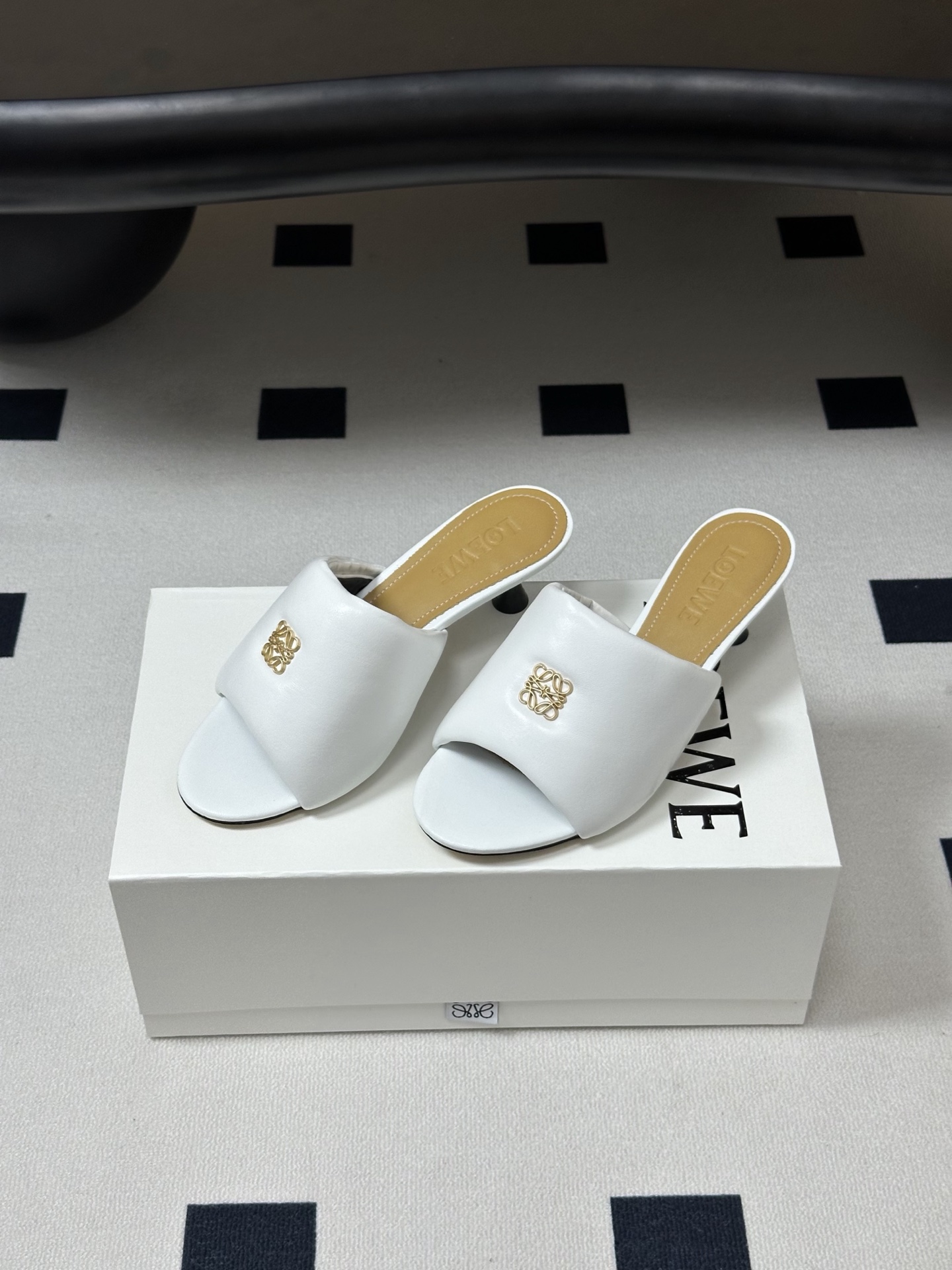 LOEWE 罗意威 26ss春夏新款 经典金属扣面包小猫跟凉拖鞋今年超火的品牌 好多明星网红时尚博主种草