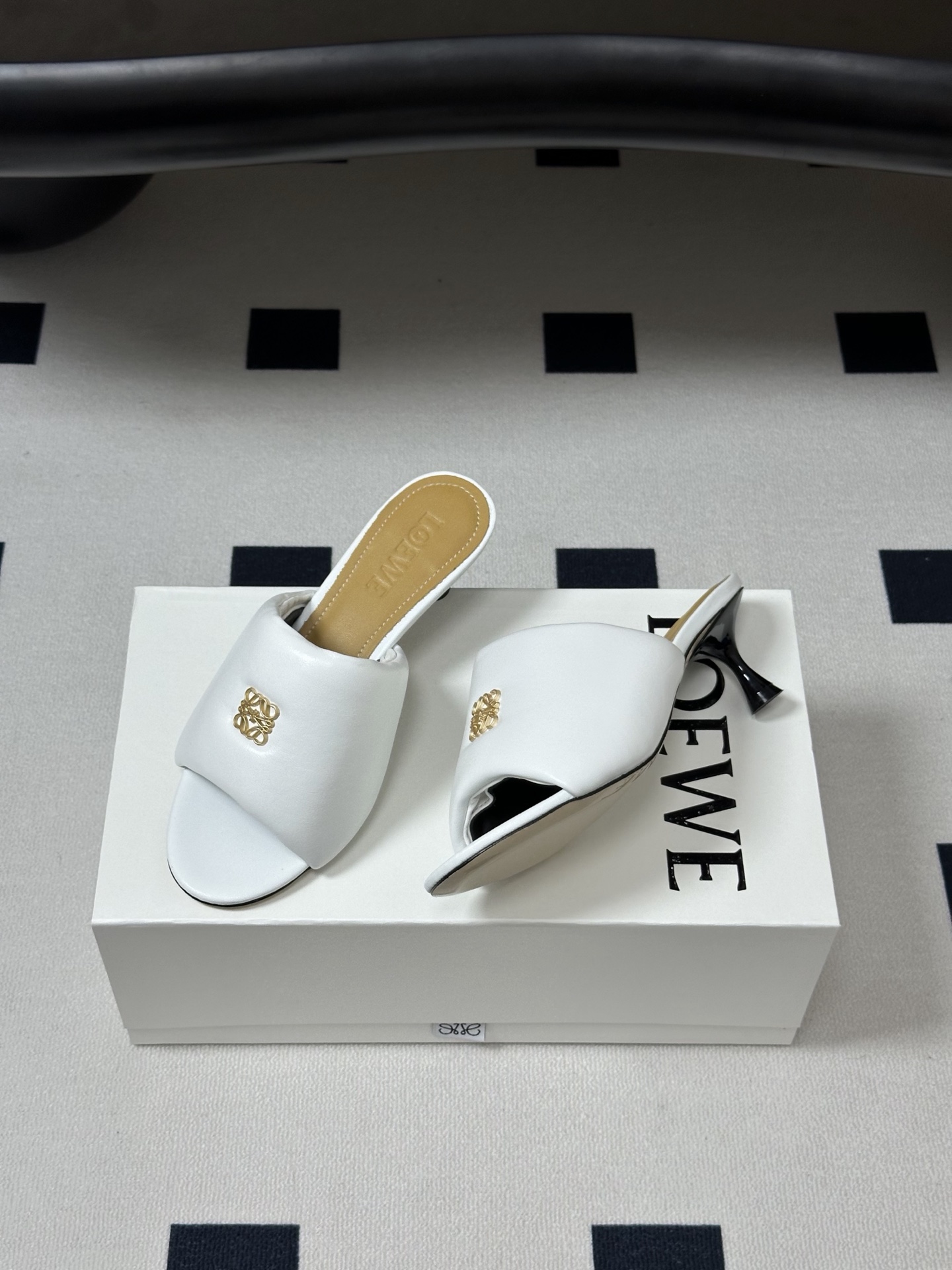 LOEWE 罗意威 26ss春夏新款 经典金属扣面包小猫跟凉拖鞋今年超火的品牌 好多明星网红时尚博主种草