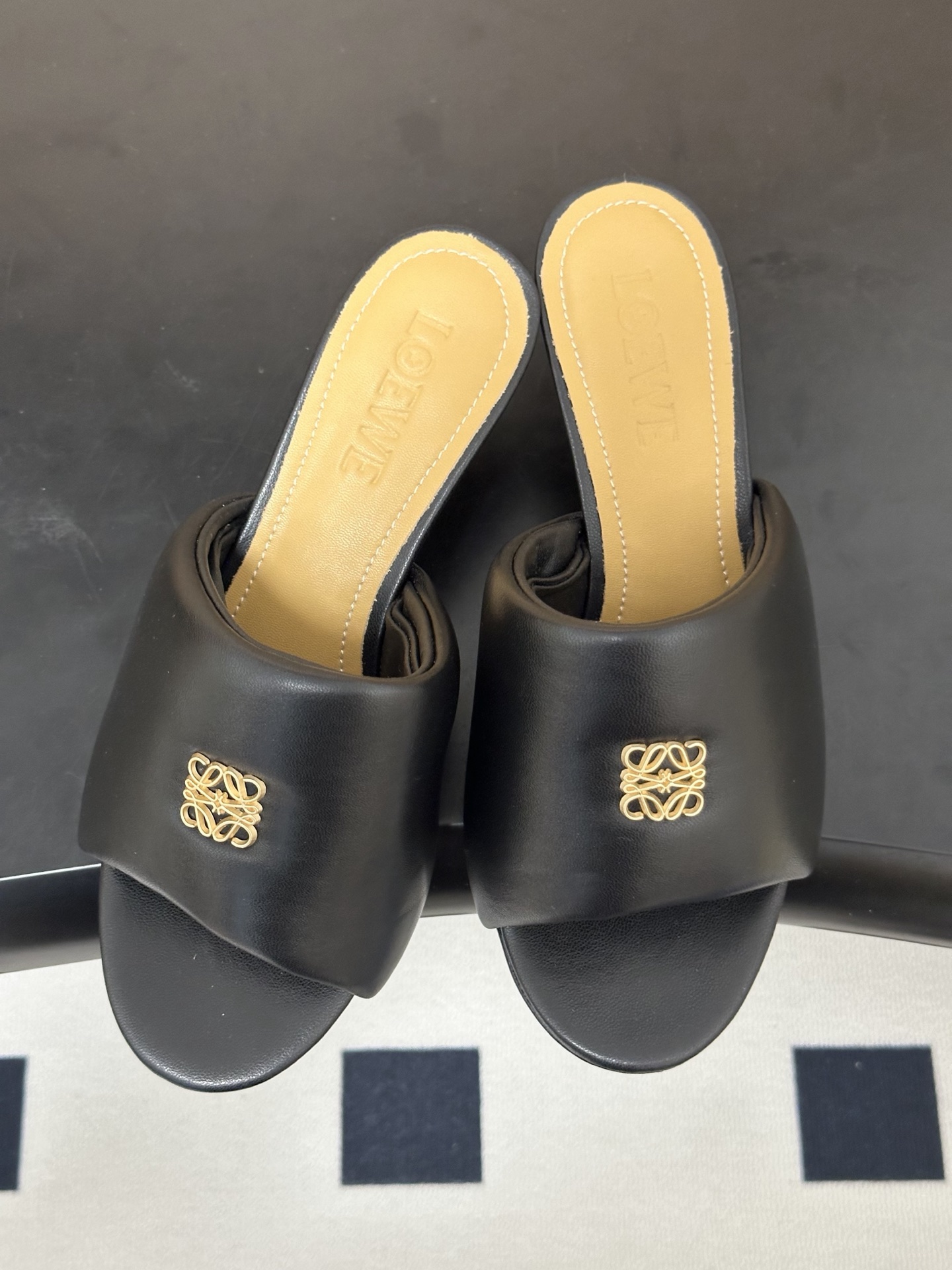 LOEWE 罗意威 26ss春夏新款 经典金属扣面包小猫跟凉拖鞋今年超火的品牌 好多明星网红时尚博主种草