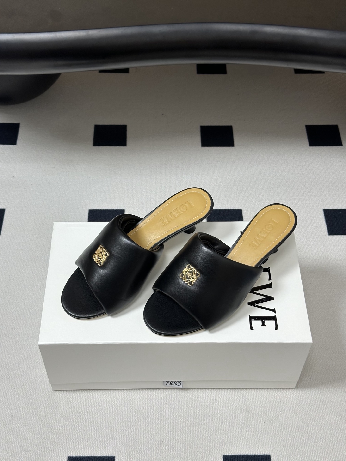 LOEWE 罗意威 26ss春夏新款 经典金属扣面包小猫跟凉拖鞋今年超火的品牌 好多明星网红时尚博主种草