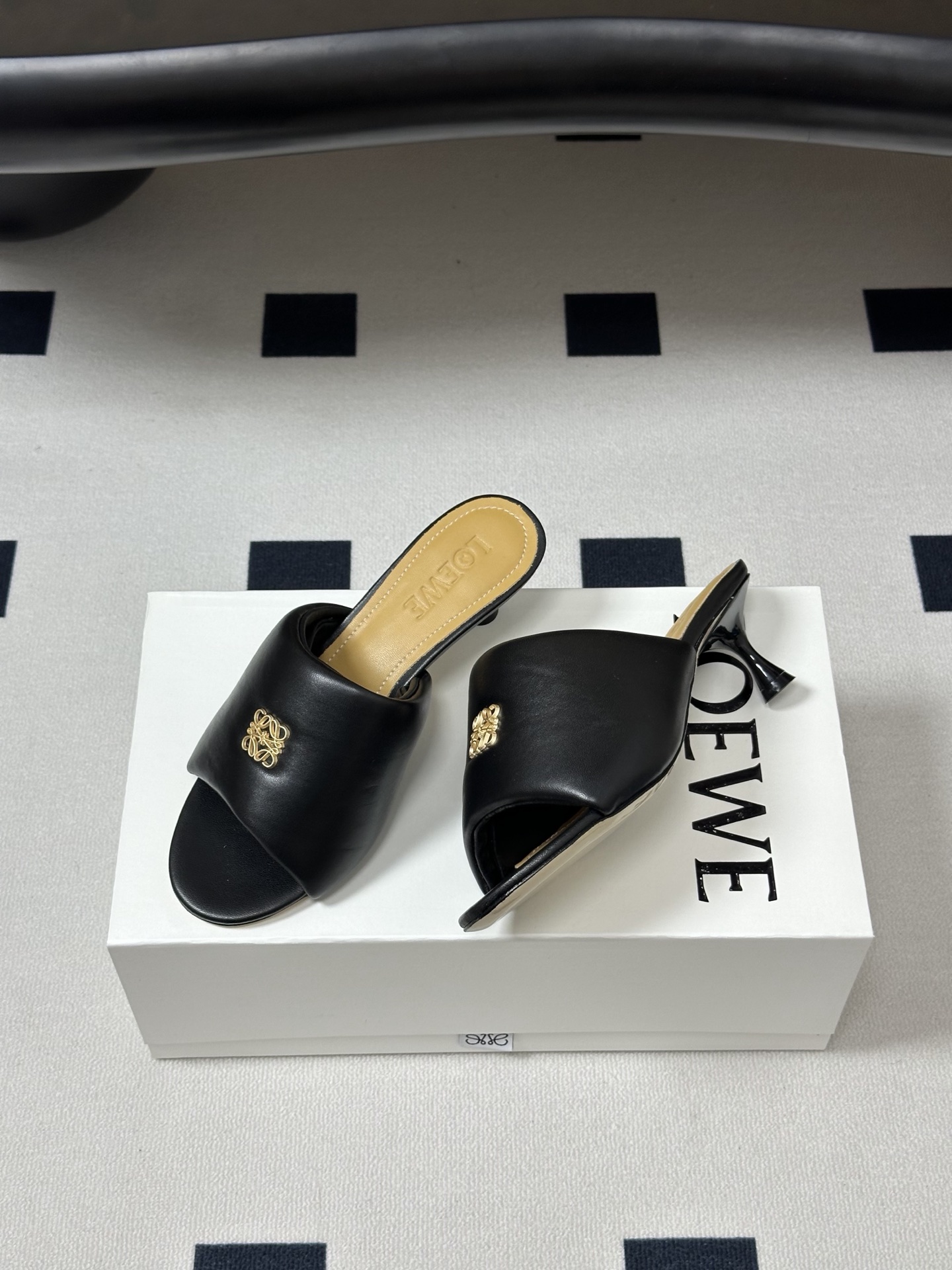 LOEWE 罗意威 26ss春夏新款 经典金属扣面包小猫跟凉拖鞋今年超火的品牌 好多明星网红时尚博主种草