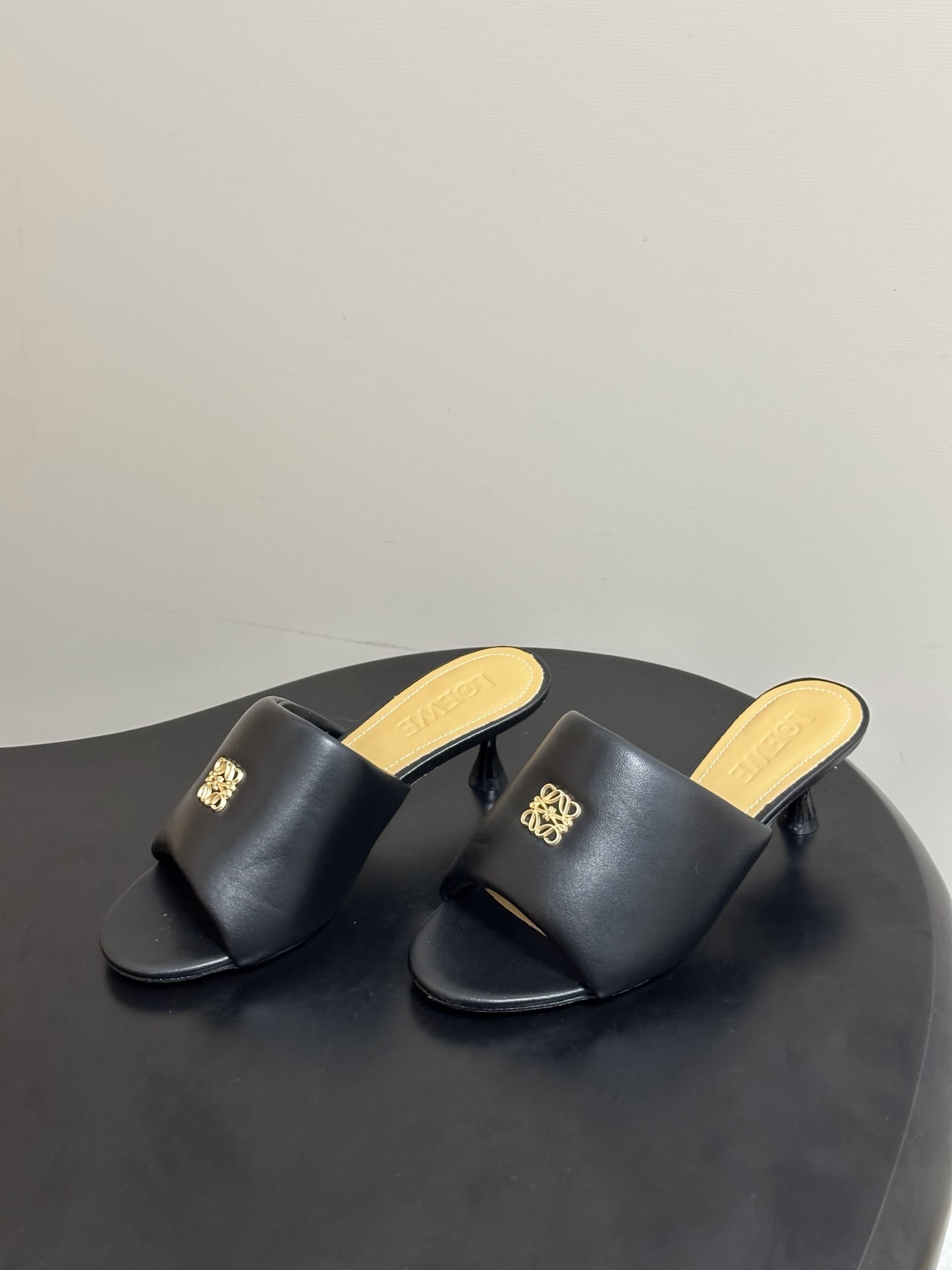 LOEWE 罗意威 26ss春夏新款 经典金属扣面包小猫跟凉拖鞋今年超火的品牌 好多明星网红时尚博主种草