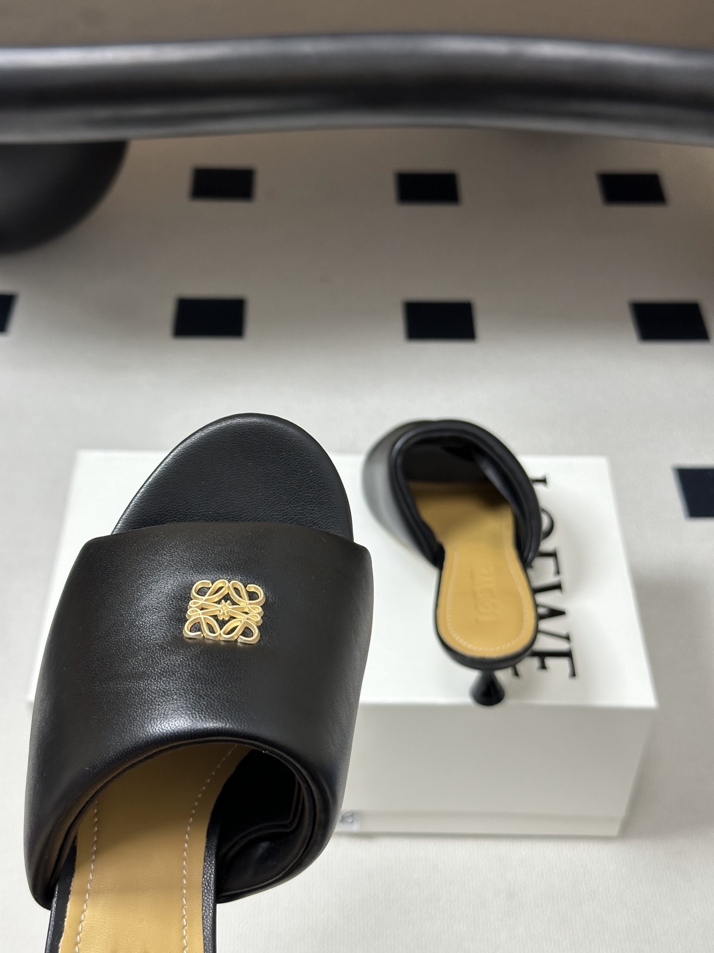 LOEWE 罗意威 26ss春夏新款 经典金属扣面包小猫跟凉拖鞋今年超火的品牌 好多明星网红时尚博主种草