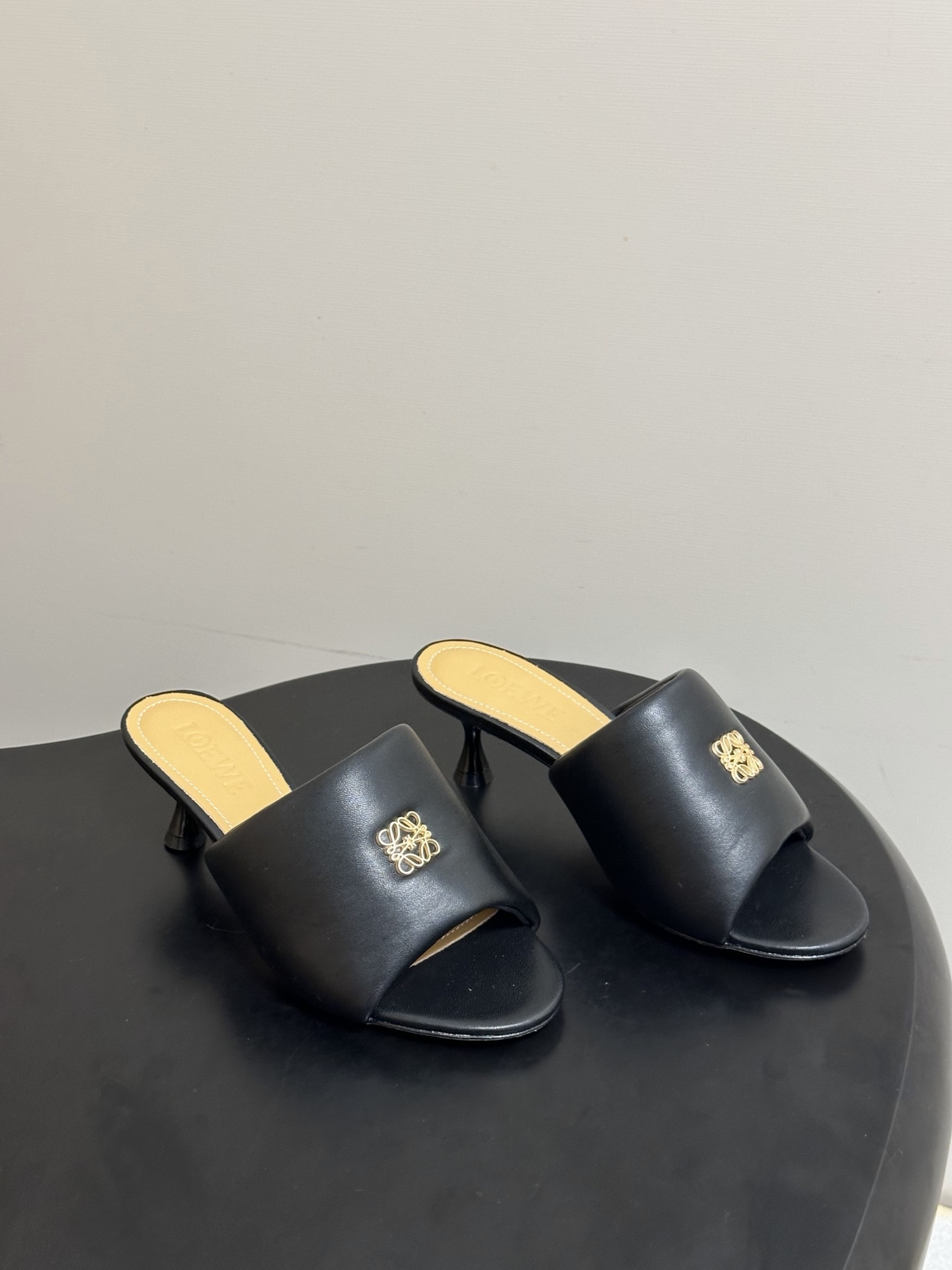 NO:816329,- LOEWE 26ss new spring and summer classic metal buckle bread kitten heel sandals and slippers. This year's super popular brand. Many celebrities and Internet celebrity fashion bloggers have planted grass. Little fairies who like this style must buy it!  The leather is delicate and very comfortable on the feet. Simple line design. Big toe design. Super tasteful. Comfortable slippers to wear outside. Fairy slippers. Loewe slippers. Super beautiful small slippers. The overall petal square toe design is more elegant, and the wide one-word width is more fashionable. It is embellished with small gold labels. Super eye-catching. The upper is cowhide. The inner lining is sheepskin. The sole is Italian genuine leather. The heel height is 4.5cm.  Size 35-39 (40.41.42 customized, non-refundable), slippers, loewe, loewe, slippers, cowhide, sheepskin, Leather soles19860909- LOEWE 罗意威 26ss春夏新款 经典金属扣面包小猫跟凉拖鞋 今年超火的品牌 好多明星网红时尚博主种草 喜欢这种风格的小仙女必须要入手哦！ 皮料细腻上脚非常舒适 简约的线条设计 鞋头大头的设计 超级有味道 舒适拖鞋外穿 的凉拖 仙女的拖鞋罗意威拖鞋 超级超级美的小拖鞋 整体是花瓣方头设计更显气质, 一字宽带更加时尚 点缀小金标 超级亮眼 鞋面牛皮 内里垫脚羊皮 鞋底意大利真皮大底 跟高4.5cm 码数35-39（40.41.42 定做不退换）,拖鞋,loewe,loewe,slippers,cowhide,sheepskin,Leather soles,Women's Shoes