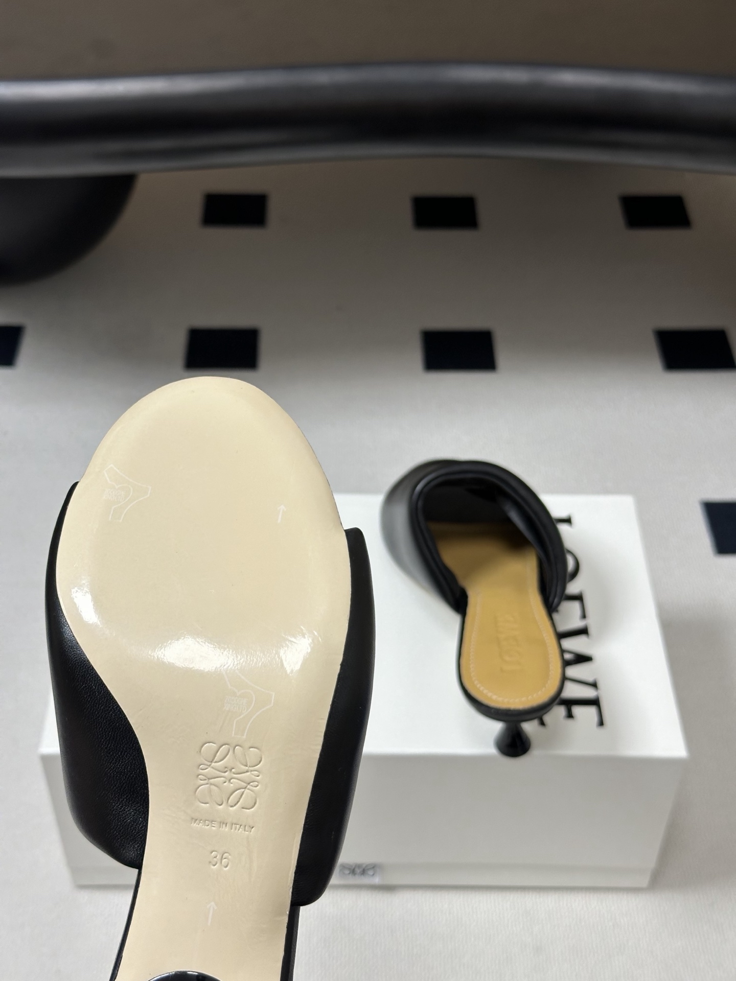 LOEWE 罗意威 26ss春夏新款 经典金属扣面包小猫跟凉拖鞋今年超火的品牌 好多明星网红时尚博主种草