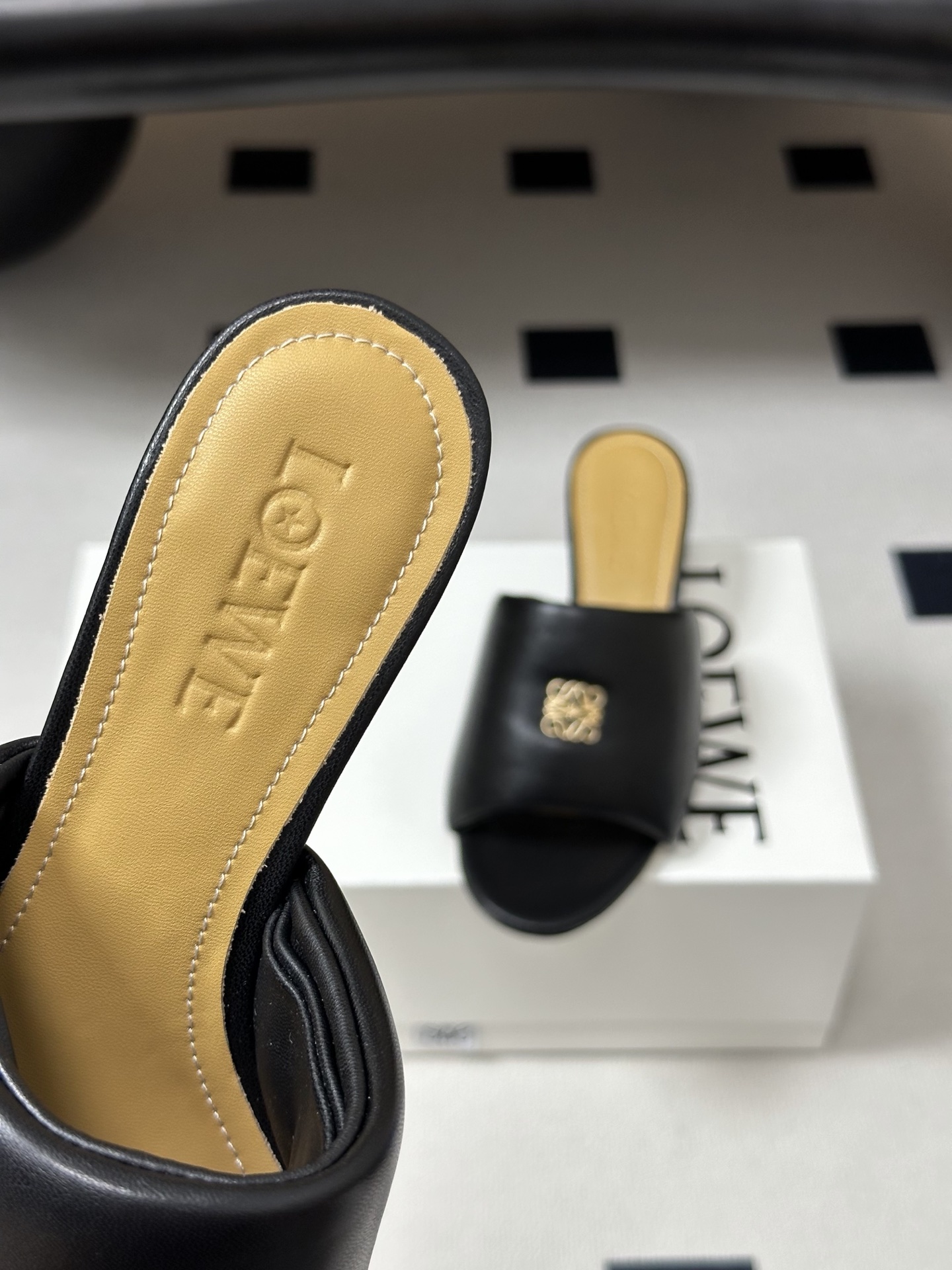 LOEWE 罗意威 26ss春夏新款 经典金属扣面包小猫跟凉拖鞋今年超火的品牌 好多明星网红时尚博主种草