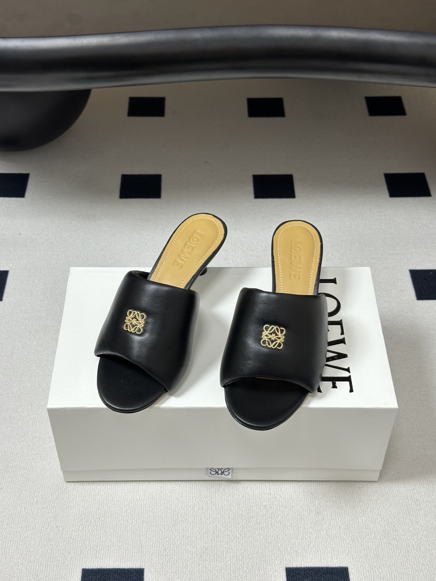 LOEWE 罗意威 26ss春夏新款 经典金属扣面包小猫跟凉拖鞋今年超火的品牌 好多明星网红时尚博主种草