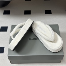Balemciag巴黎世家 26ss夏季新款 真丝绒夹脚人字拖鞋厚底沙滩凉拖鞋夏日多巴胺夹脚拖鞋、百搭显 Balemciag巴黎世家 26ss夏季新款 真丝绒夹脚人字拖鞋厚底沙滩凉拖鞋夏日多巴胺夹脚拖鞋、百搭显