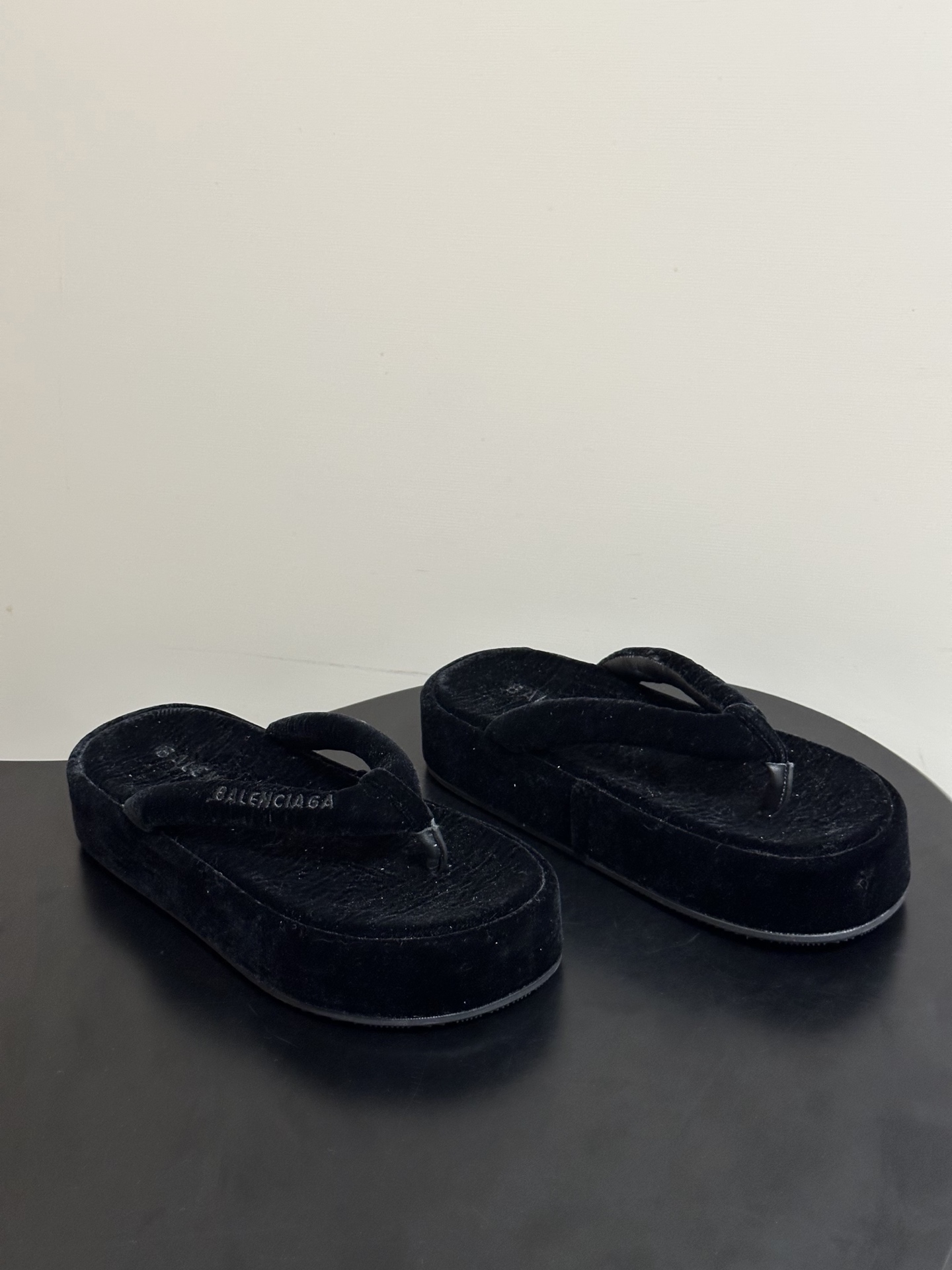 NO:816324,- Balemciag 26ss new summer style velvet flip-flops, thick-soled beach sandals, summer dopamine flip-flops, a versatile style that shows slimming feet, a slipper with great looks, and looks great with any combination!  Lazy slippers are worth recommending, genuine velvet upper, rubber outsole, size 35-39 (40.41.42 custom-made, non-returnable), split-toe shoes, balenciaga, balenciaga, slippers, real silk19860909- Balemciag巴黎世家 26ss夏季新款 真丝绒夹脚人字拖鞋厚底沙滩凉拖鞋 夏日多巴胺夹脚拖鞋、百搭显脚瘦气质款,颜值爆棚的一款拖鞋,任意搭配都很绝！懒人拖鞋值得推荐 鞋面真丝绒 鞋底橡胶大底 码数35-39（40.41.42定做不退换）,分趾鞋,balenciaga,balenciaga,slippers,real silk,Women's Shoes