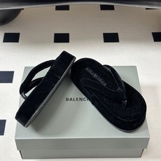 Balemciag巴黎世家 26ss夏季新款 真丝绒夹脚人字拖鞋厚底沙滩凉拖鞋夏日多巴胺夹脚拖鞋、百搭显 Balemciag巴黎世家 26ss夏季新款 真丝绒夹脚人字拖鞋厚底沙滩凉拖鞋夏日多巴胺夹脚拖鞋、百搭显