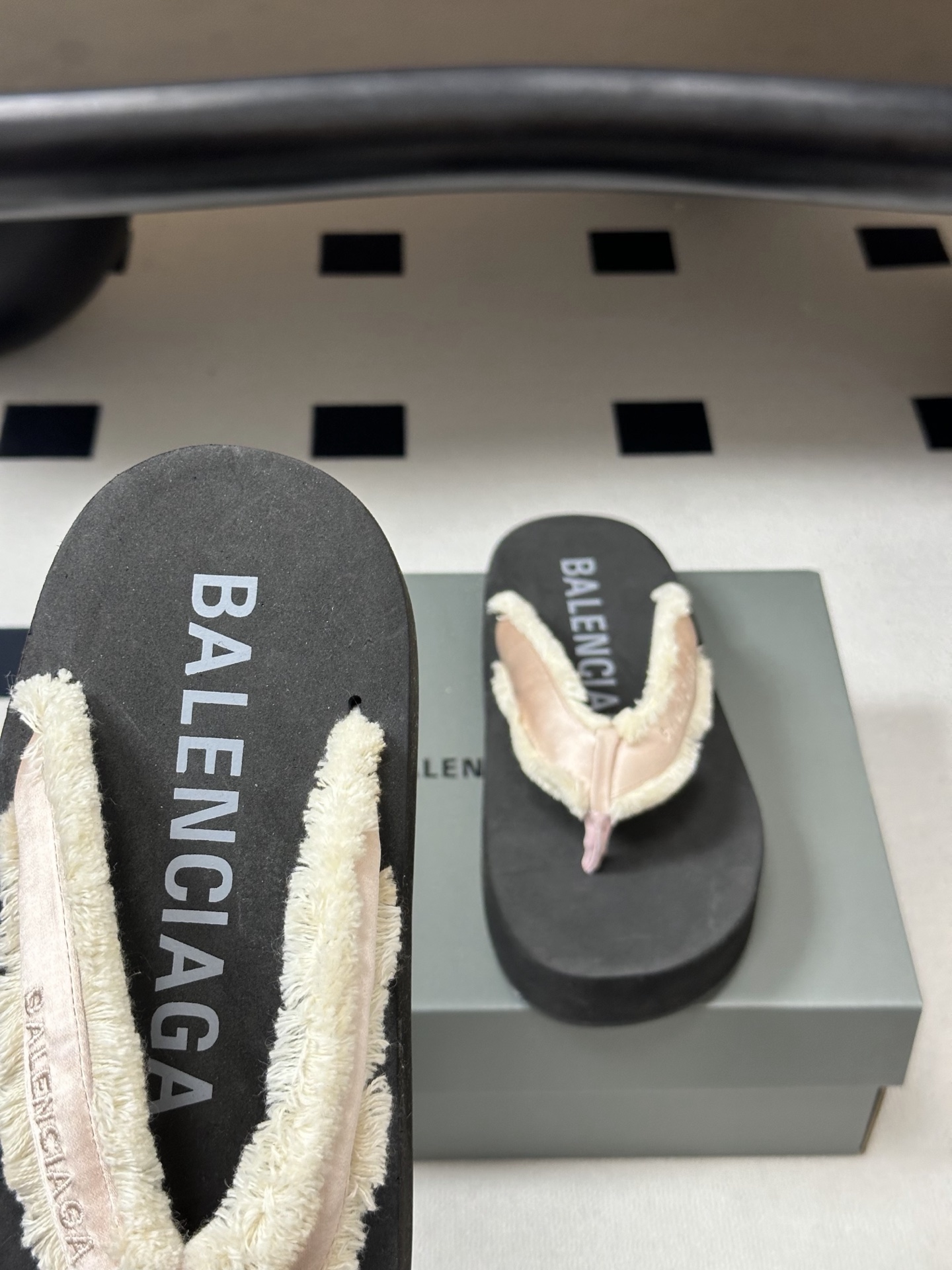 Balemciag巴黎世家 26ss夏季新款 流苏毛边夹脚人字拖鞋厚底沙滩凉拖鞋夏日多巴胺夹脚拖鞋、百搭 Balemciag巴黎世家 26ss夏季新款 流苏毛边夹脚人字拖鞋厚底沙滩凉拖鞋夏日多巴胺夹脚拖鞋、百搭