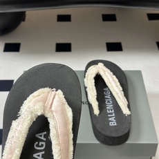 Balemciag巴黎世家 26ss夏季新款 流苏毛边夹脚人字拖鞋厚底沙滩凉拖鞋夏日多巴胺夹脚拖鞋、百搭 Balemciag巴黎世家 26ss夏季新款 流苏毛边夹脚人字拖鞋厚底沙滩凉拖鞋夏日多巴胺夹脚拖鞋、百搭