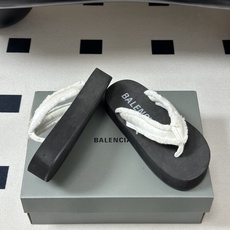 Balemciag巴黎世家 26ss夏季新款 流苏毛边夹脚人字拖鞋厚底沙滩凉拖鞋夏日多巴胺夹脚拖鞋、百搭 Balemciag巴黎世家 26ss夏季新款 流苏毛边夹脚人字拖鞋厚底沙滩凉拖鞋夏日多巴胺夹脚拖鞋、百搭