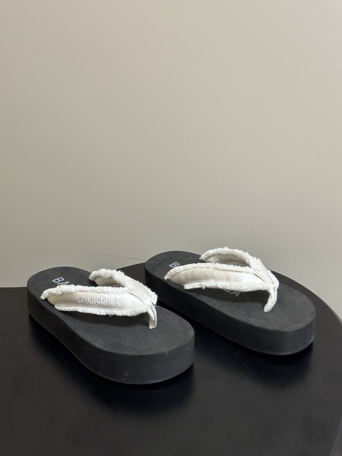 NO:816321,- Balemciag 26ss summer new style, tassel raw edge flip-flops, thick-soled beach sandals, summer dopamine flip-flops, a versatile style that shows slimming feet, a slipper with great looks, perfect with any combination!  Lazy slippers are worth recommending, genuine velvet upper, rubber outsole, size 35-39 (40.41.42 custom-made, non-returnable), split-toe shoes, balenciaga, balenciaga, slippers, real silk19860909- Balemciag巴黎世家 26ss夏季新款 流苏毛边夹脚人字拖鞋厚底沙滩凉拖鞋 夏日多巴胺夹脚拖鞋、百搭显脚瘦气质款,颜值爆棚的一款拖鞋,任意搭配都很绝！懒人拖鞋值得推荐 鞋面真丝绒 鞋底橡胶大底 码数35-39（40.41.42定做不退换）,分趾鞋,balenciaga,balenciaga,slippers,real silk,Women's Shoes