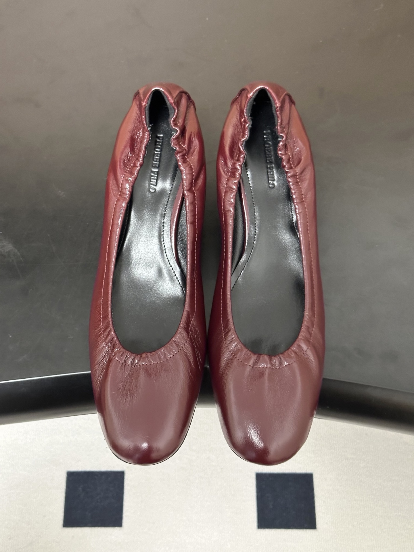 Phoebe Philo 26ss早春新款 小猫跟芭蕾舞鞋超软奶奶鞋小矮跟单鞋经典的芭蕾鞋型,搭配鞋头的 Phoebe Philo 26ss早春新款 小猫跟芭蕾舞鞋超软奶奶鞋小矮跟单鞋经典的芭蕾鞋型,搭配鞋头的