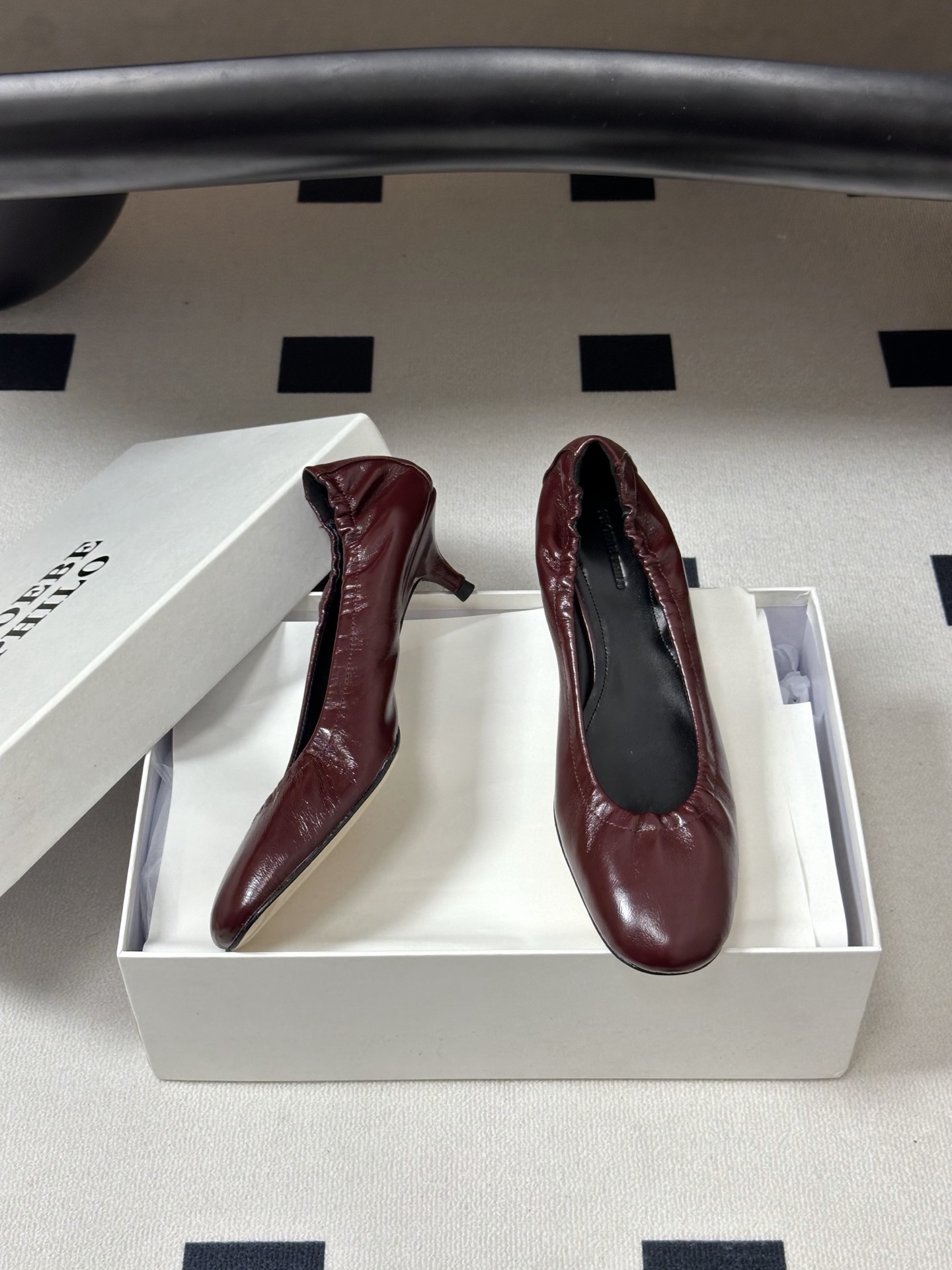 Phoebe Philo 26ss早春新款 小猫跟芭蕾舞鞋超软奶奶鞋小矮跟单鞋经典的芭蕾鞋型,搭配鞋头的 Phoebe Philo 26ss早春新款 小猫跟芭蕾舞鞋超软奶奶鞋小矮跟单鞋经典的芭蕾鞋型,搭配鞋头的
