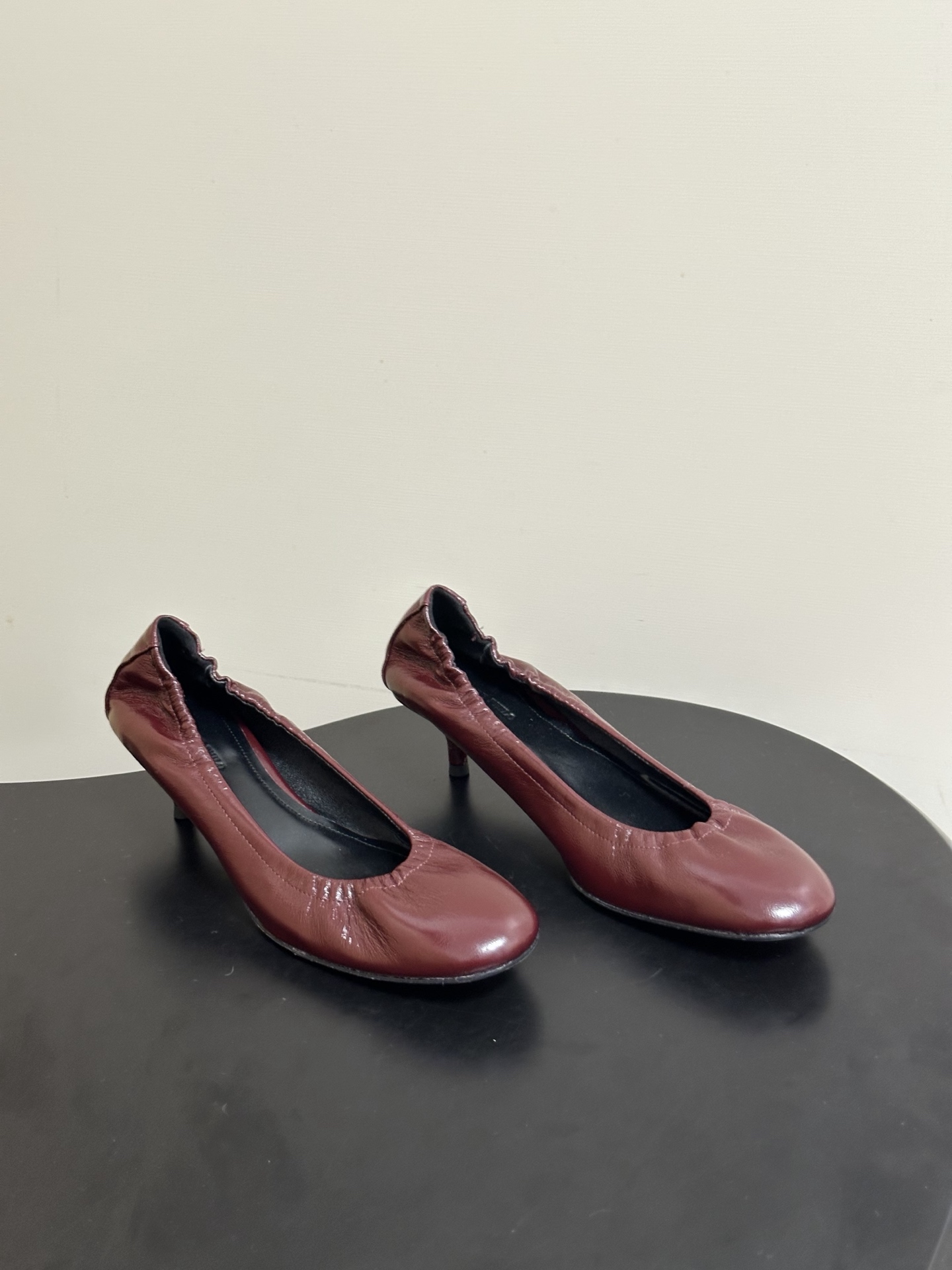 Phoebe Philo 26ss早春新款 小猫跟芭蕾舞鞋超软奶奶鞋小矮跟单鞋经典的芭蕾鞋型，搭配鞋头的