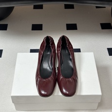 Phoebe Philo 26ss早春新款 小猫跟芭蕾舞鞋超软奶奶鞋小矮跟单鞋经典的芭蕾鞋型,搭配鞋头的 Phoebe Philo 26ss早春新款 小猫跟芭蕾舞鞋超软奶奶鞋小矮跟单鞋经典的芭蕾鞋型,搭配鞋头的