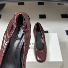 Phoebe Philo 26ss早春新款 小猫跟芭蕾舞鞋超软奶奶鞋小矮跟单鞋经典的芭蕾鞋型,搭配鞋头的 Phoebe Philo 26ss早春新款 小猫跟芭蕾舞鞋超软奶奶鞋小矮跟单鞋经典的芭蕾鞋型,搭配鞋头的