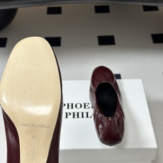 Phoebe Philo 26ss早春新款 小猫跟芭蕾舞鞋超软奶奶鞋小矮跟单鞋经典的芭蕾鞋型,搭配鞋头的 Phoebe Philo 26ss早春新款 小猫跟芭蕾舞鞋超软奶奶鞋小矮跟单鞋经典的芭蕾鞋型,搭配鞋头的