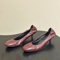 Phoebe Philo 26ss早春新款 小猫跟芭蕾舞鞋超软奶奶鞋小矮跟单鞋经典的芭蕾鞋型,搭配鞋头的 Phoebe Philo 26ss早春新款 小猫跟芭蕾舞鞋超软奶奶鞋小矮跟单鞋经典的芭蕾鞋型,搭配鞋头的
