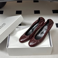 Phoebe Philo 26ss早春新款 小猫跟芭蕾舞鞋超软奶奶鞋小矮跟单鞋经典的芭蕾鞋型,搭配鞋头的 Phoebe Philo 26ss早春新款 小猫跟芭蕾舞鞋超软奶奶鞋小矮跟单鞋经典的芭蕾鞋型,搭配鞋头的