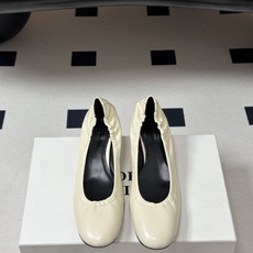 Phoebe Philo 26ss早春新款 小猫跟芭蕾舞鞋超软奶奶鞋小矮跟单鞋经典的芭蕾鞋型,搭配鞋头的 Phoebe Philo 26ss早春新款 小猫跟芭蕾舞鞋超软奶奶鞋小矮跟单鞋经典的芭蕾鞋型,搭配鞋头的