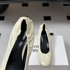Phoebe Philo 26ss早春新款 小猫跟芭蕾舞鞋超软奶奶鞋小矮跟单鞋经典的芭蕾鞋型,搭配鞋头的 Phoebe Philo 26ss早春新款 小猫跟芭蕾舞鞋超软奶奶鞋小矮跟单鞋经典的芭蕾鞋型,搭配鞋头的