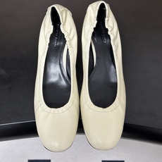 Phoebe Philo 26ss早春新款 小猫跟芭蕾舞鞋超软奶奶鞋小矮跟单鞋经典的芭蕾鞋型,搭配鞋头的 Phoebe Philo 26ss早春新款 小猫跟芭蕾舞鞋超软奶奶鞋小矮跟单鞋经典的芭蕾鞋型,搭配鞋头的