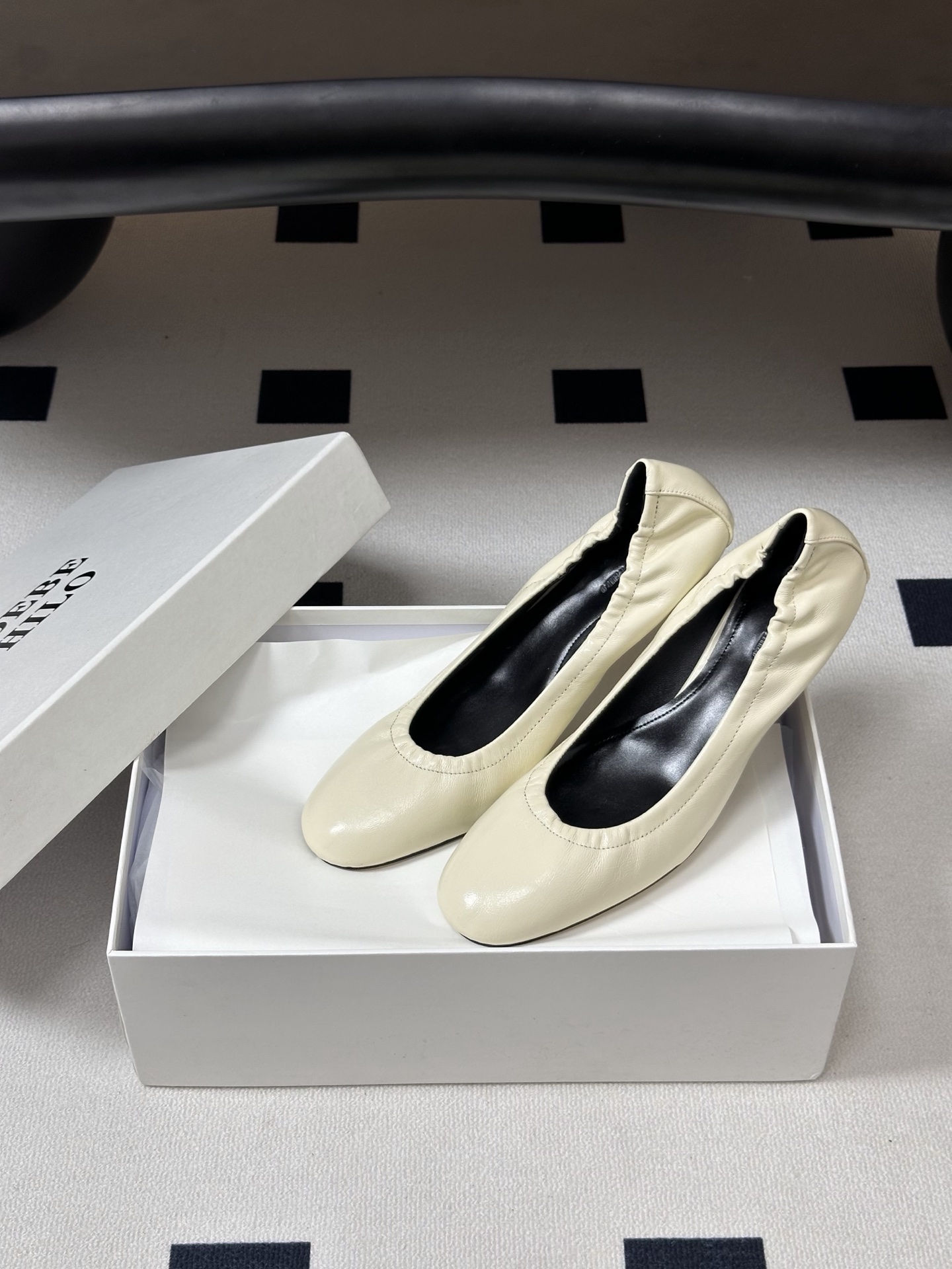 Phoebe Philo 26ss早春新款 小猫跟芭蕾舞鞋超软奶奶鞋小矮跟单鞋经典的芭蕾鞋型,搭配鞋头的 Phoebe Philo 26ss早春新款 小猫跟芭蕾舞鞋超软奶奶鞋小矮跟单鞋经典的芭蕾鞋型,搭配鞋头的
