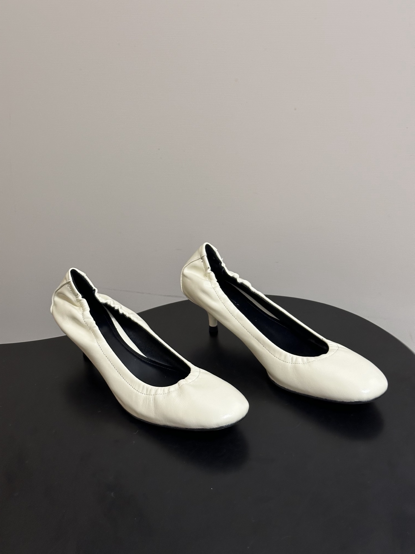 Phoebe Philo 26ss早春新款 小猫跟芭蕾舞鞋超软奶奶鞋小矮跟单鞋经典的芭蕾鞋型，搭配鞋头的