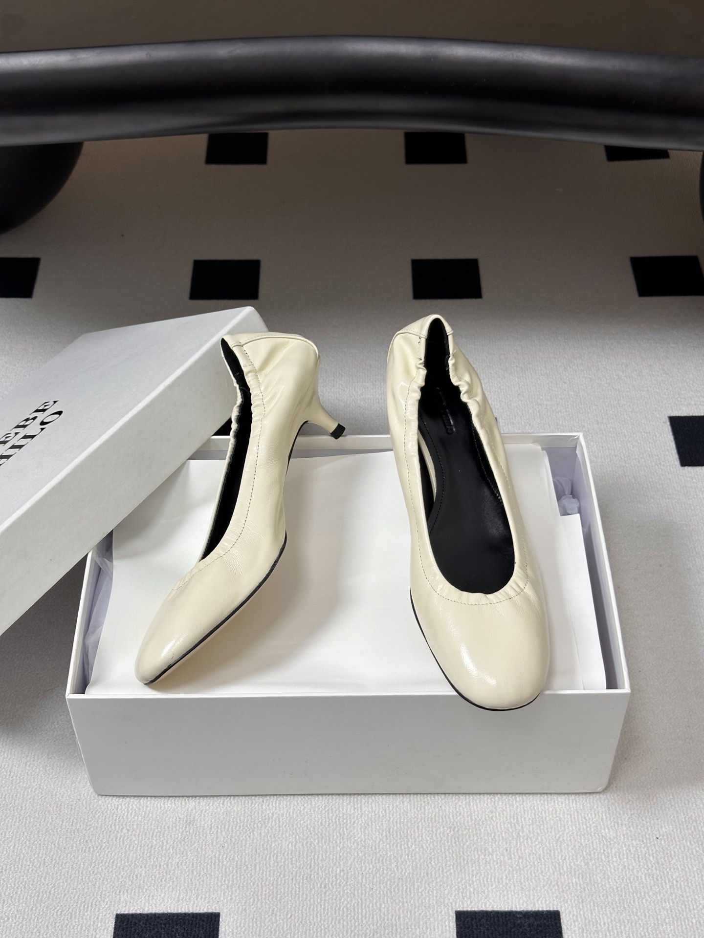 Phoebe Philo 26ss早春新款 小猫跟芭蕾舞鞋超软奶奶鞋小矮跟单鞋经典的芭蕾鞋型,搭配鞋头的 Phoebe Philo 26ss早春新款 小猫跟芭蕾舞鞋超软奶奶鞋小矮跟单鞋经典的芭蕾鞋型,搭配鞋头的