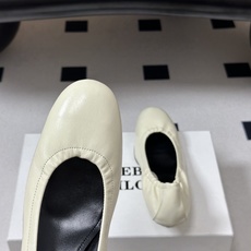 Phoebe Philo 26ss早春新款 小猫跟芭蕾舞鞋超软奶奶鞋小矮跟单鞋经典的芭蕾鞋型,搭配鞋头的 Phoebe Philo 26ss早春新款 小猫跟芭蕾舞鞋超软奶奶鞋小矮跟单鞋经典的芭蕾鞋型,搭配鞋头的