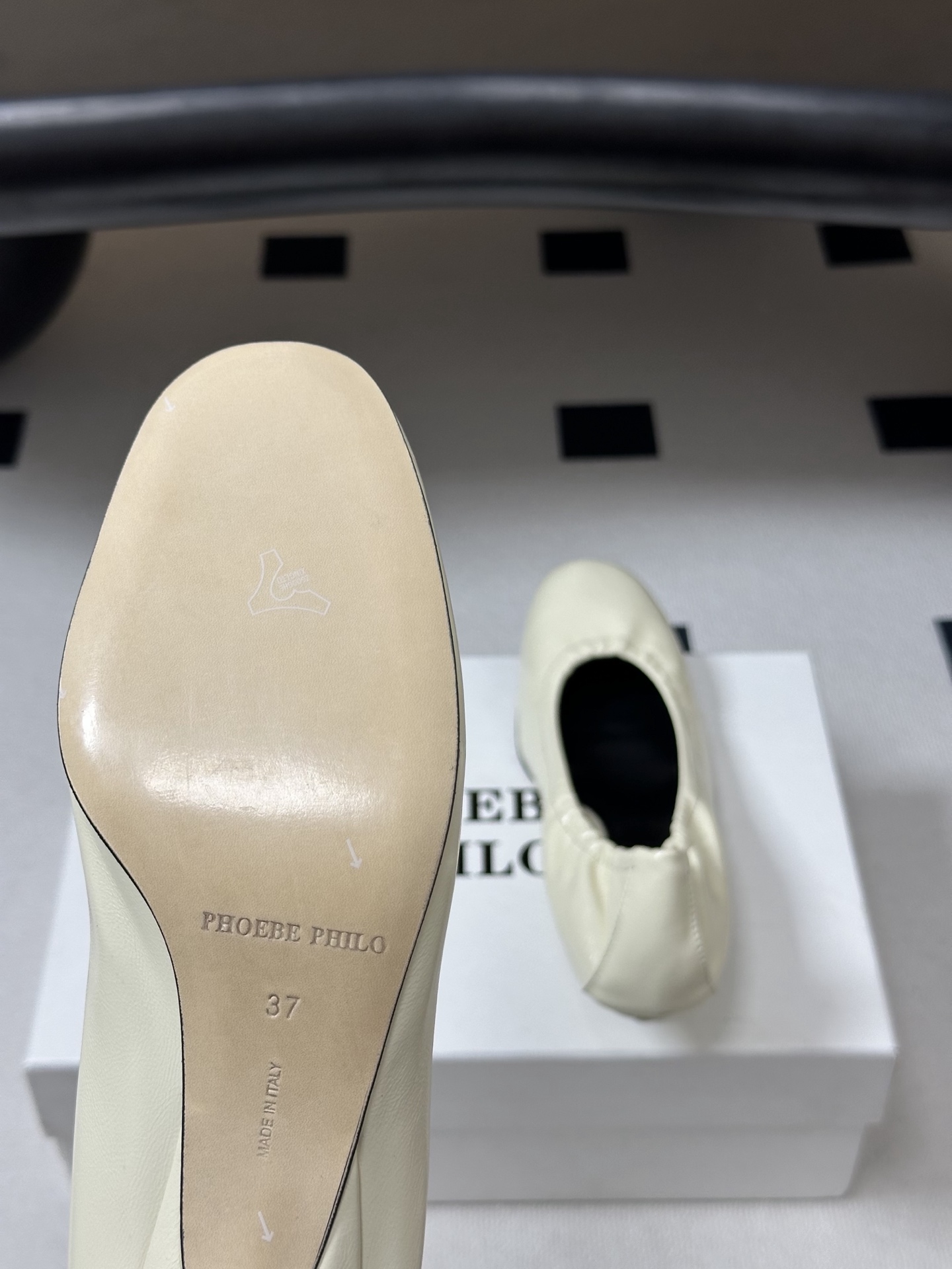 Phoebe Philo 26ss早春新款 小猫跟芭蕾舞鞋超软奶奶鞋小矮跟单鞋经典的芭蕾鞋型,搭配鞋头的 Phoebe Philo 26ss早春新款 小猫跟芭蕾舞鞋超软奶奶鞋小矮跟单鞋经典的芭蕾鞋型,搭配鞋头的