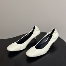 Phoebe Philo 26ss早春新款 小猫跟芭蕾舞鞋超软奶奶鞋小矮跟单鞋经典的芭蕾鞋型,搭配鞋头的 Phoebe Philo 26ss早春新款 小猫跟芭蕾舞鞋超软奶奶鞋小矮跟单鞋经典的芭蕾鞋型,搭配鞋头的