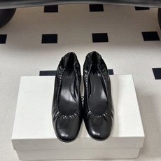 Phoebe Philo 26ss早春新款 小猫跟芭蕾舞鞋超软奶奶鞋小矮跟单鞋经典的芭蕾鞋型,搭配鞋头的 Phoebe Philo 26ss早春新款 小猫跟芭蕾舞鞋超软奶奶鞋小矮跟单鞋经典的芭蕾鞋型,搭配鞋头的