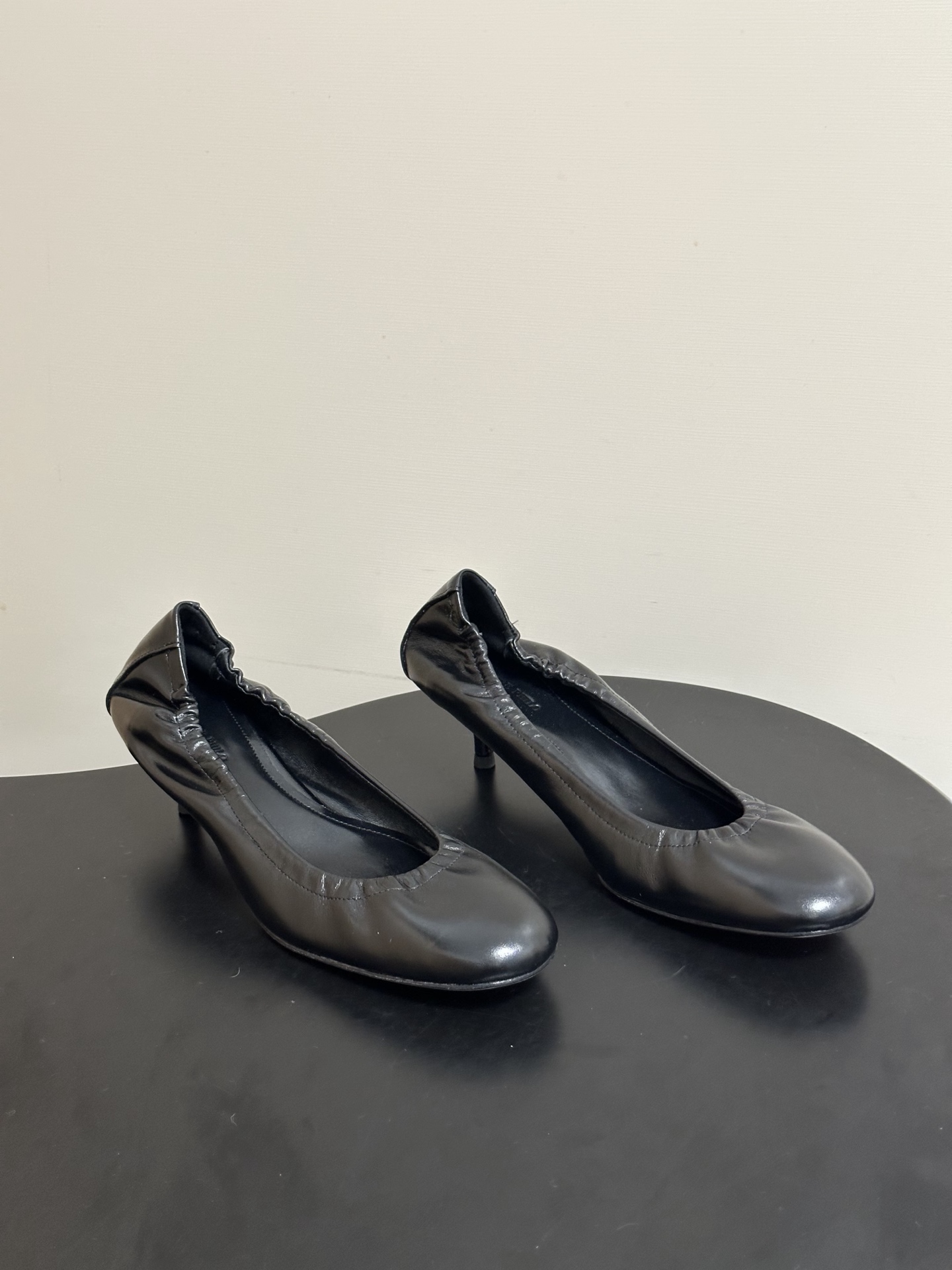 NO:816317,- Phoebe Philo 26ss early spring new kitten heel ballet shoes super soft granny shoes small low heel shoes  The classic ballet shoe shape, with a small bow on the toe, has a soft and cute girly feel. The elastic pleated design of the shoe mouth can be easily adapted to wide and thin feet regardless of foot shape, and the upper foot is slimmer. The soft shoe body makes the foot feel as light as stepping on clouds. It can be used for daily commuting, shopping, walking, short trips, and long-term wear without tiring the feet at all.  It is the kind of universal style that can be worn in your wardrobe. It can be paired with a dress for a gentle fairy style, with jeans for a casual and relaxed style, and with suit trousers for a commuting elegance. It can be worn in all seasons. The upper is customized butter leather, the lining is sheepskin, the sole is Italian genuine leather, the size is 35-39 (40.41 is customized and non-returnable), high heels, high heels, skirts, jeans, business suit, sheepskin, Leather soles19860909- Phoebe Philo 26ss早春新款 小猫跟芭蕾舞鞋超软奶奶鞋小矮跟单鞋 经典的芭蕾鞋型,搭配鞋头的小蝴蝶结,自带软萌的少女感.鞋口的松紧褶皱设计,不挑脚型,宽脚瘦脚都能轻松适配,上脚也更显脚瘦.软乎乎的鞋身,脚感轻盈得像踩在云朵上,日常通勤、逛街散步、短途出游,久穿也完全不会累脚. 它是那种能搭遍你衣柜的万能款,配连衣裙是温柔仙女风,配牛仔裤是随性松弛风,配西装裤又能穿出通勤的优雅感,四季都能穿. 鞋面定制牛油皮 内里垫脚羊皮 鞋底意大利真皮大底 码数35-39（40.41定做不退换）,高跟鞋单鞋,high heels,skirts,jeans,business suit,sheepskin,Leather soles,Women's Shoes