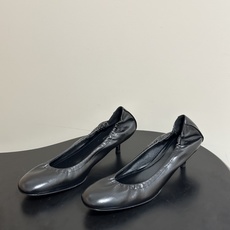 Phoebe Philo 26ss早春新款 小猫跟芭蕾舞鞋超软奶奶鞋小矮跟单鞋经典的芭蕾鞋型,搭配鞋头的 Phoebe Philo 26ss早春新款 小猫跟芭蕾舞鞋超软奶奶鞋小矮跟单鞋经典的芭蕾鞋型,搭配鞋头的