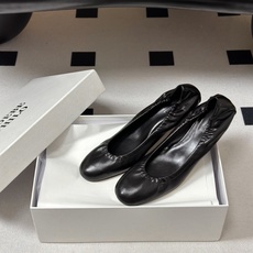 Phoebe Philo 26ss早春新款 小猫跟芭蕾舞鞋超软奶奶鞋小矮跟单鞋经典的芭蕾鞋型,搭配鞋头的 Phoebe Philo 26ss早春新款 小猫跟芭蕾舞鞋超软奶奶鞋小矮跟单鞋经典的芭蕾鞋型,搭配鞋头的