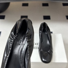 Phoebe Philo 26ss早春新款 小猫跟芭蕾舞鞋超软奶奶鞋小矮跟单鞋经典的芭蕾鞋型,搭配鞋头的 Phoebe Philo 26ss早春新款 小猫跟芭蕾舞鞋超软奶奶鞋小矮跟单鞋经典的芭蕾鞋型,搭配鞋头的
