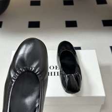 Phoebe Philo 26ss早春新款 小猫跟芭蕾舞鞋超软奶奶鞋小矮跟单鞋经典的芭蕾鞋型,搭配鞋头的 Phoebe Philo 26ss早春新款 小猫跟芭蕾舞鞋超软奶奶鞋小矮跟单鞋经典的芭蕾鞋型,搭配鞋头的